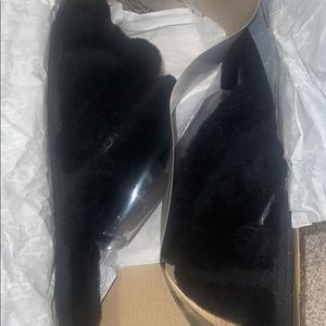 Ugg Size 6 Fluffita Slippers Black
